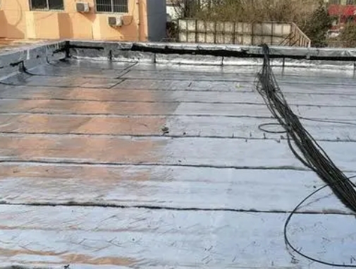 肇东卫生间漏水维修公司分享下肇东屋面楼顶防水刚性防水层施工要点。